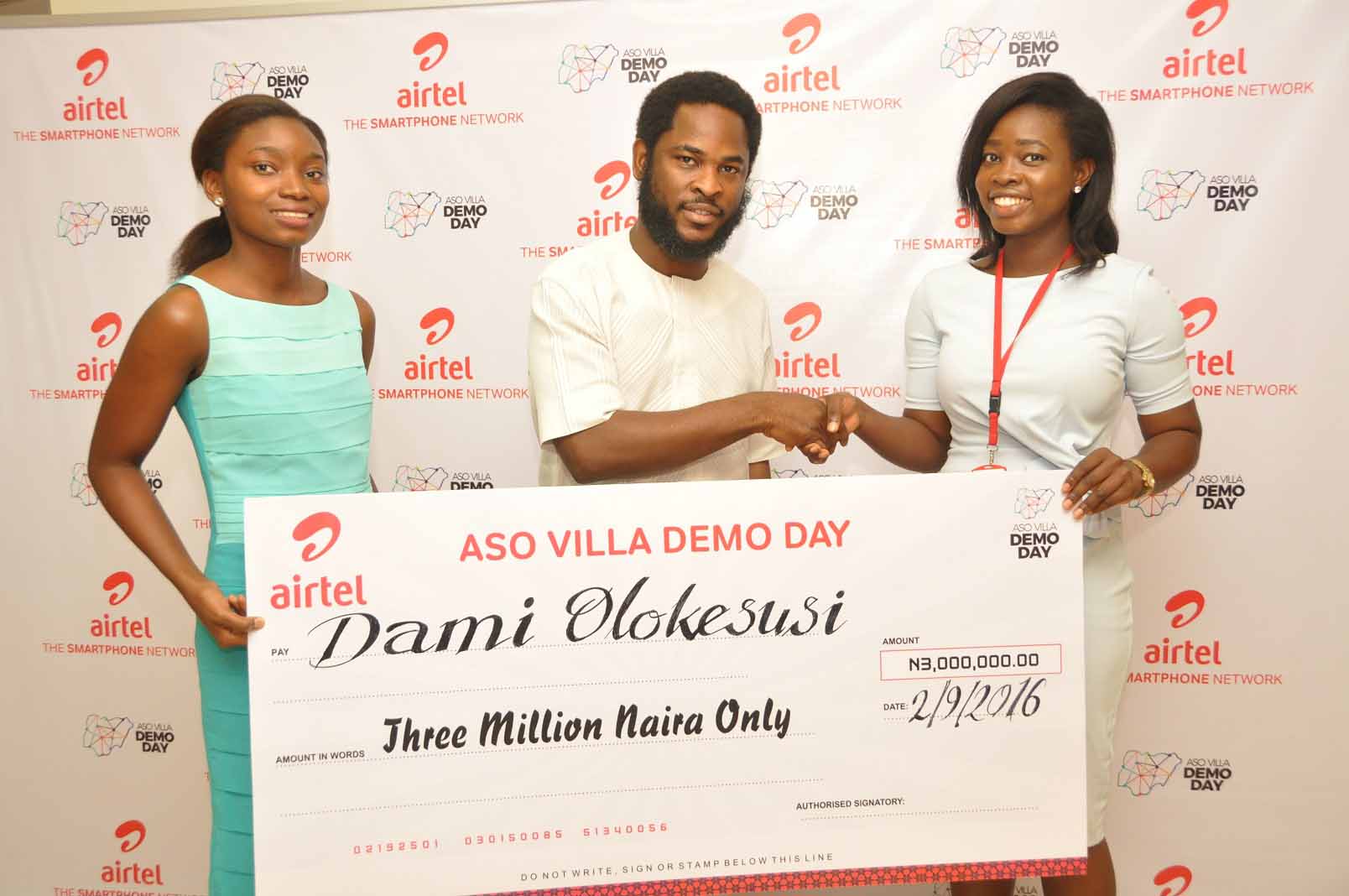 Director, Brand & Advertising, Enitan Denloye flanked by co-founder of Shuttlers, Busola Majekodunmi and founder of Shuttlers, Damilola Olokesusi during the prize presentation to the winners.