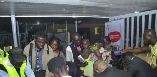 Airtel Donates Phones, Sims, Airtime To South Africa Returnees Airtel Donates Phones, Sims, Airtime To South Africa Returnees-marketingspace.com.ng